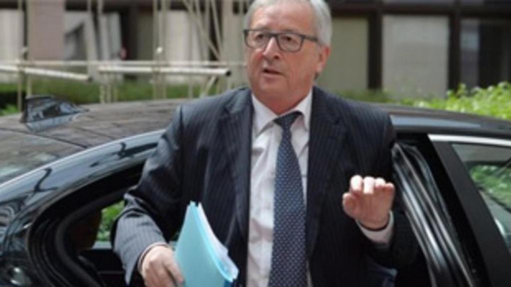 Juncker dice que Francia gasta demasiado, pero pide tiempo para Macron