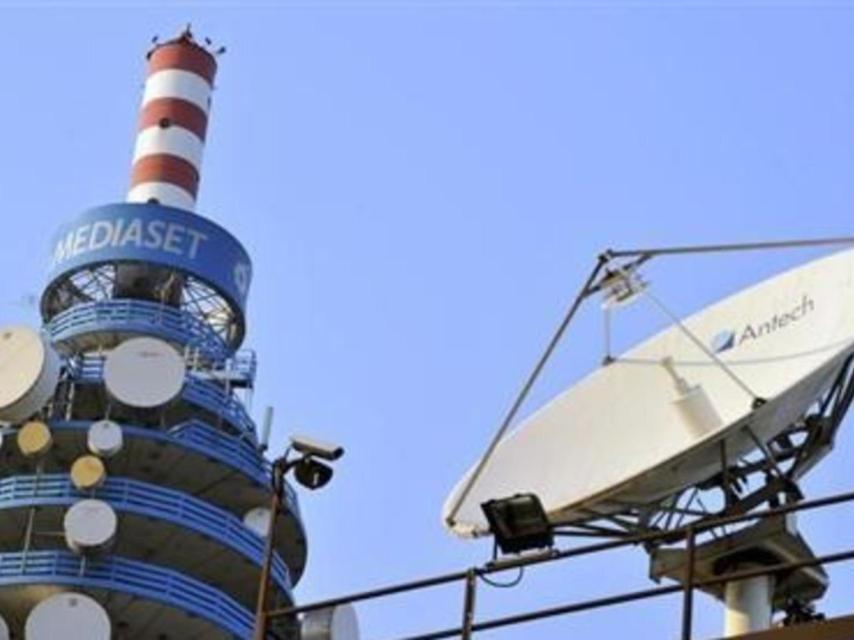 Antena de emisión en la sede italiana de Mediaset.