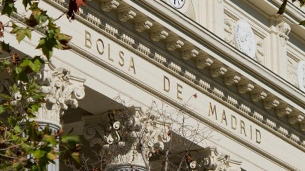 Detalle de la fachada del Palacio de la Bolsa de Madrid.