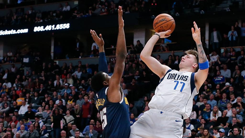 Doncic disputa un balón ante Denver Nuggets