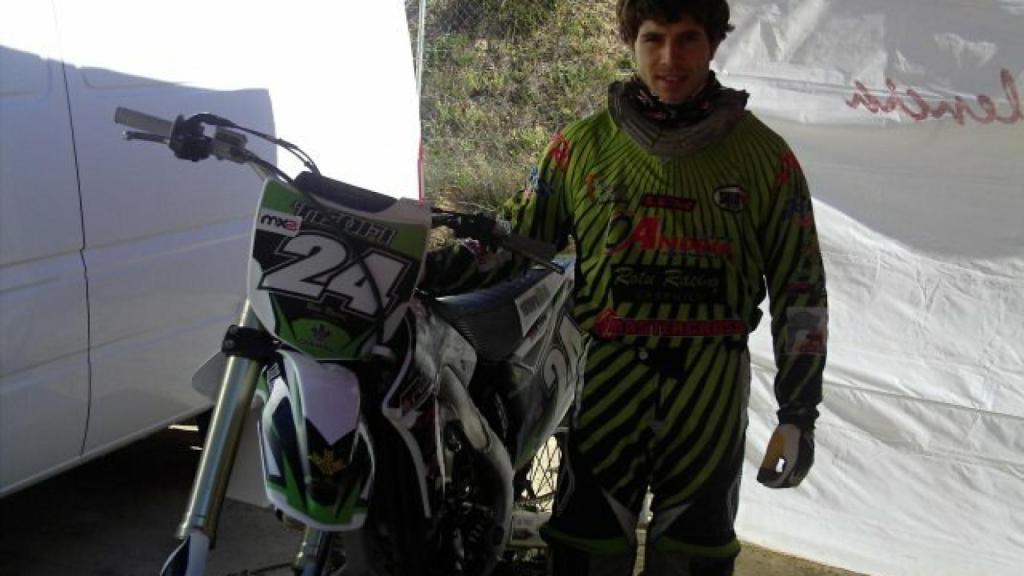 Un joven Teofi posa con su moto, momentos después de competir