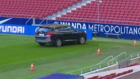 El coche de Thomas Partey a pocos centímetros de la valla