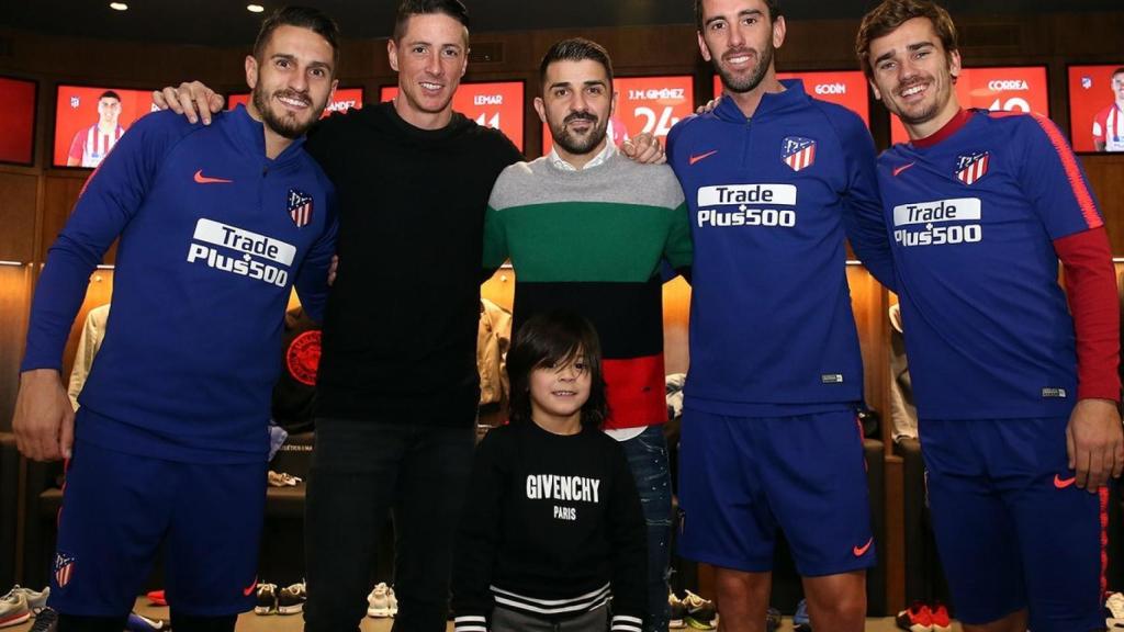 Fernando Torres y Villa junto a sus excompañeros del Atlético de Madrid. Foto: Twitter (@Atleti)