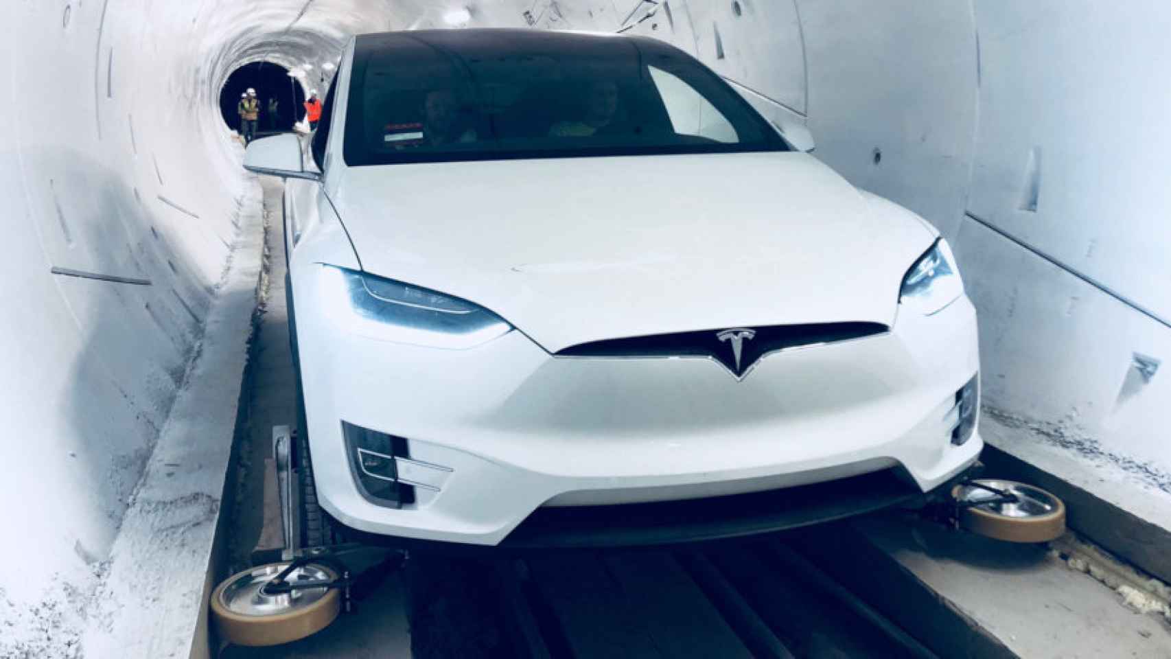 Tesla en  un túnel de Boring Company