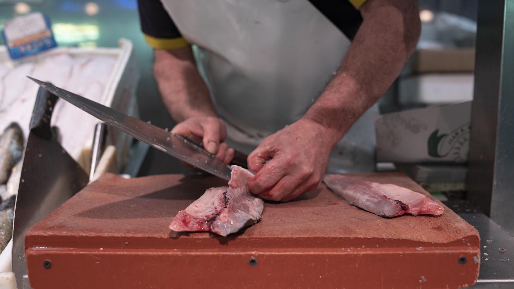 Pescados y mariscos de una pescadería de un mercado madrileño