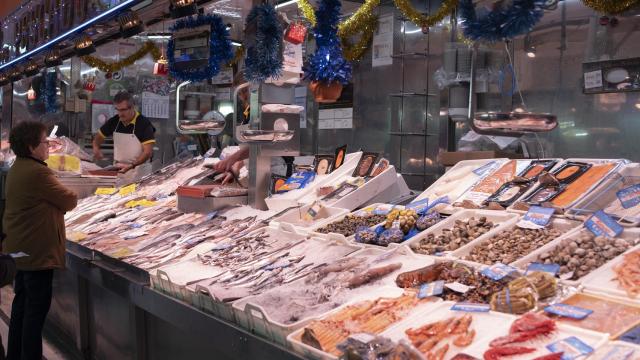 Pescados y mariscos de un mercado de barrio de Madrid.