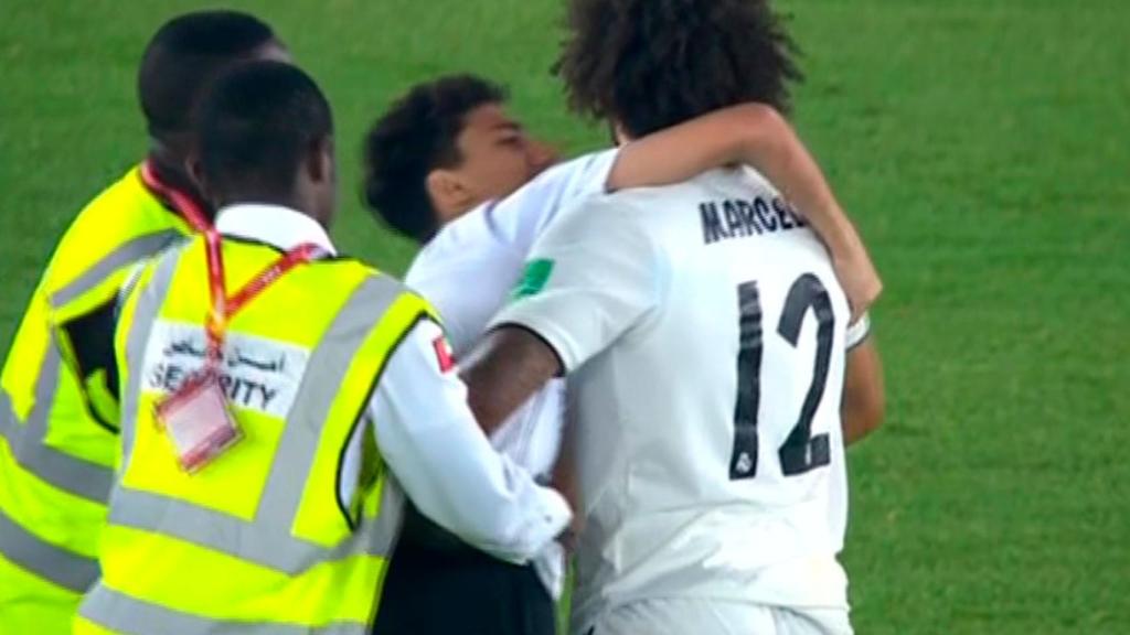 Un espontáneo salta al campo durante el Kashima - Real Madrid