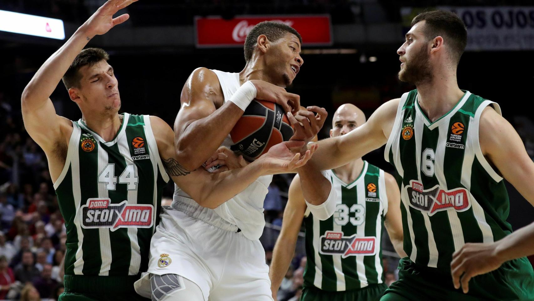 Tavares protege el balón ante la defensa del Panathinaikos