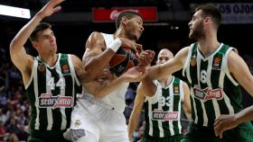 Tavares protege el balón ante la defensa del Panathinaikos