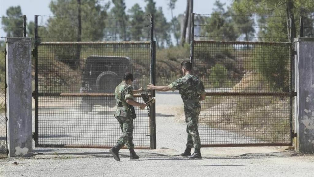 Acceso al recinto militar de Tancos, donde se produjo el robo.