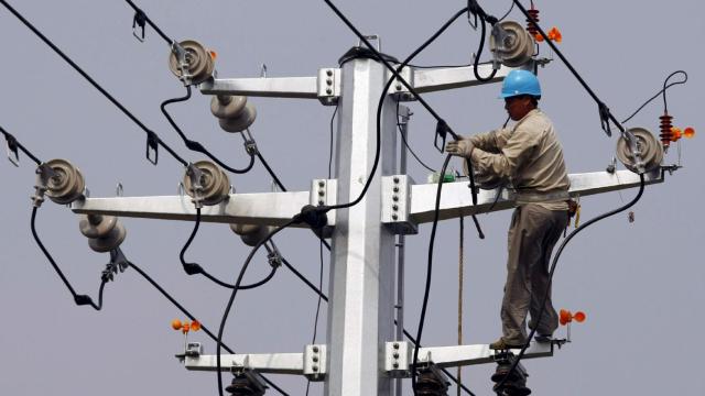 Un operario trabaja en una torre de electricidad, en una imagen de archivo.