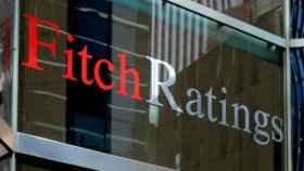 Logo de la agencia de calificación crediticia Fitch Ratings en sus oficinas.