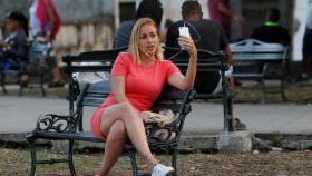 Una mujer navega por Internet en un punto habilitado en La Habana