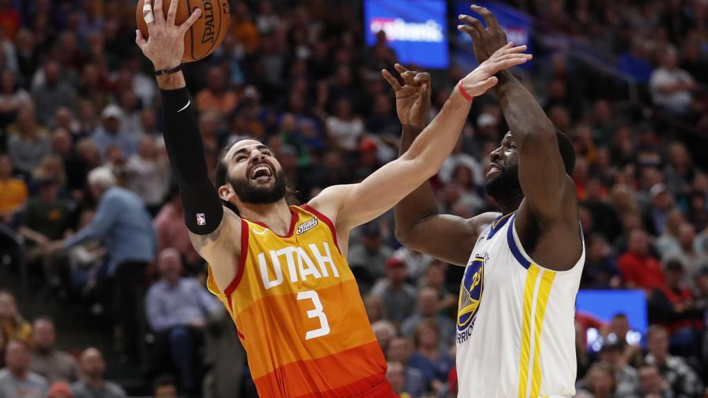 Ricky Rubio haciendo una bandeja contra Warriors