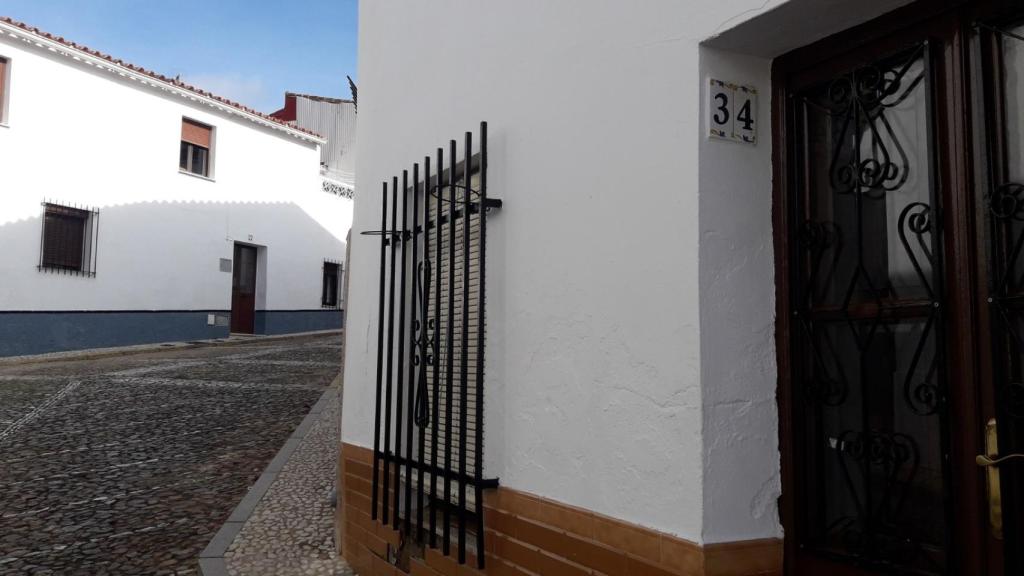 Bernardo vive con su padre en la casa a la que se ha trasladado en el 34 de la calle Chanza de Cortegana.