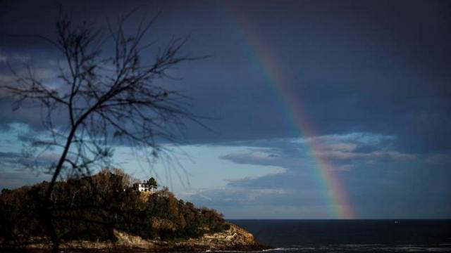 Vista de un arcoiris sobre la isla de Santa Clara de San Sebastián