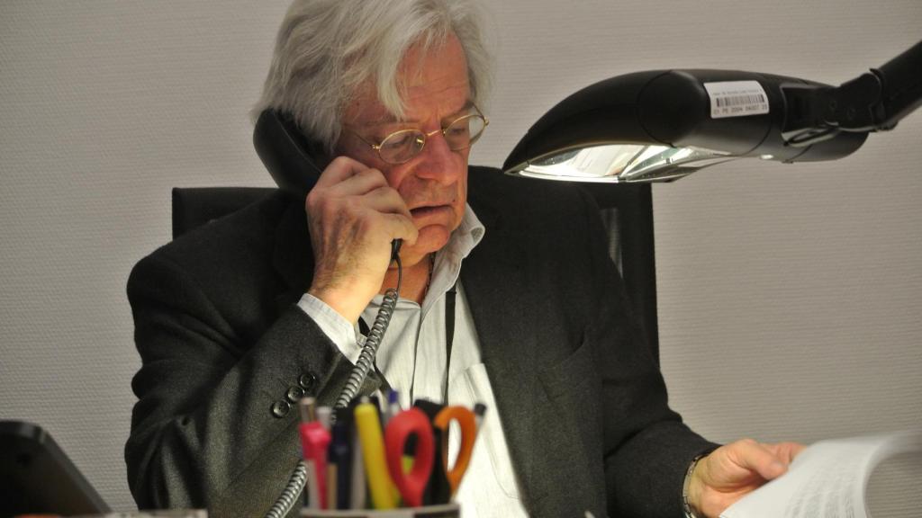 Javier Nart repasa una negociación por teléfono en su despacho del Parlamento Europeo en Estrasburgo.