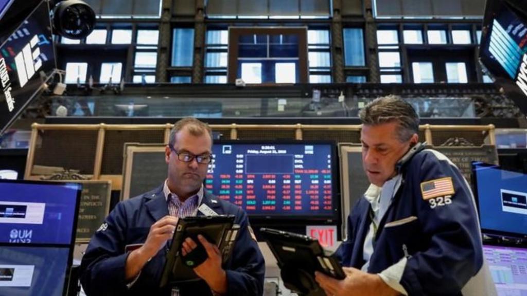 Dos operadores trabajan en el parqué de la Bolsa de Nueva York.