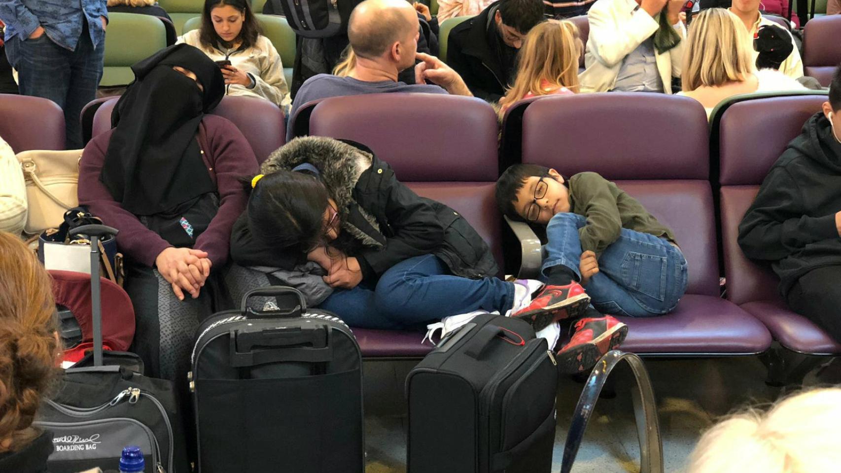 Pasajeros en el aeropuerto londinense de Gatwick.