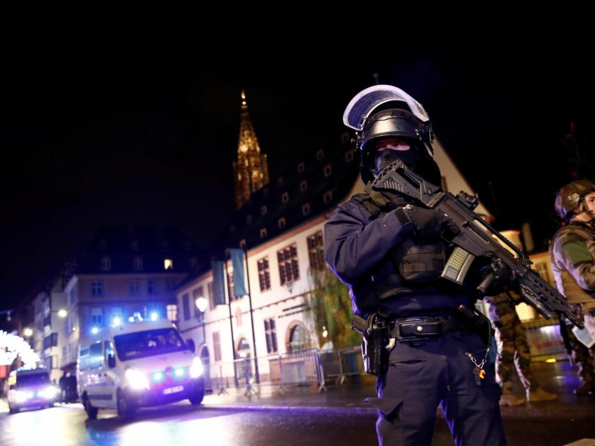 Las fuerzas de seguridad francesas patrullan Estrasburgo tras el ataque de la semana pasada