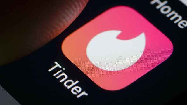 Resuelve un extraño robo tras hacer match en Tinder con ladrón y víctima