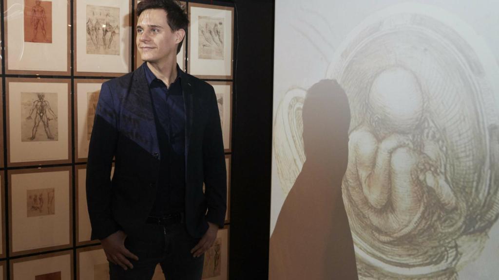 Christian Gálvez en su primera exposición de da Vinci como comisario.