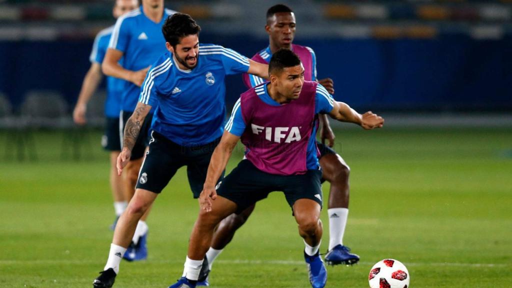 Casemiro evade a presión de Isco ante la mirada de Carvajal, Marcos Llorente y Vinicius