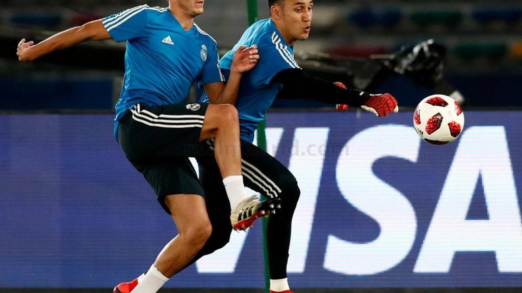 Keylor intenta despejar el balón frente a Lucas Vázquez