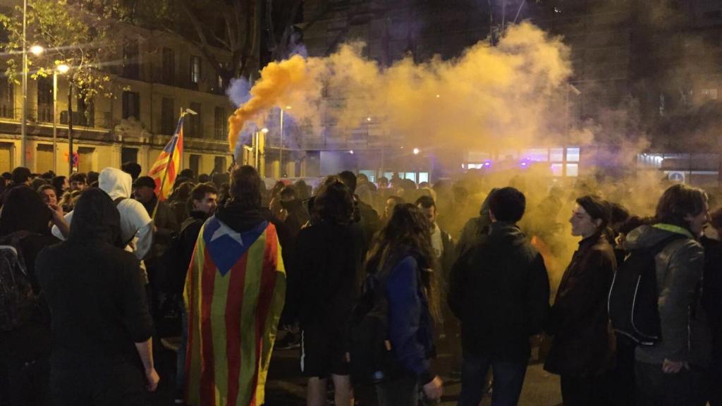 Primeras bengalas frente a Les Corts.