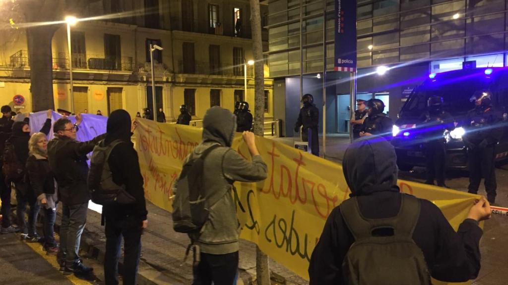 Manifestantes frente a la comisaría de Les Corts.