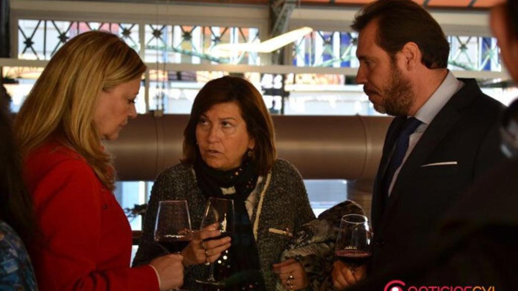 Pilar del Olmo y Puente junto a Viky Soto en la inauguración del Mercado del val