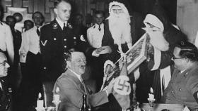 Adolf Hitler y dos nazis disfrazados de Papá Noel durante una cena de Navidad.