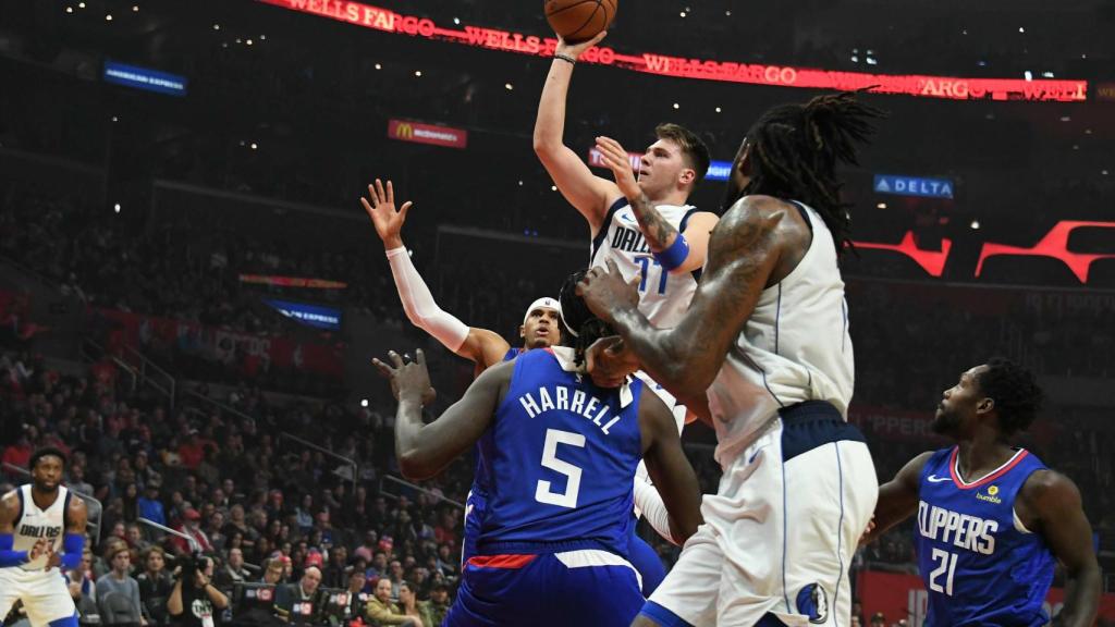 Doncic haciendo una bandeja contra Clippers