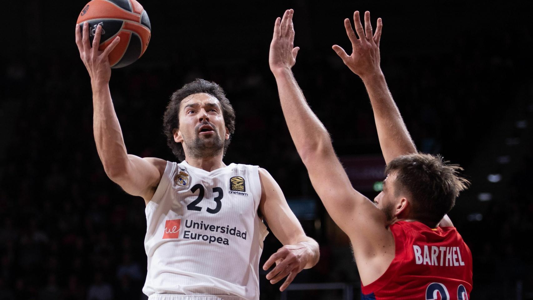 Sergio Llull logra una penetración ante su defensor