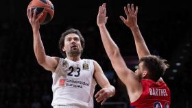 Sergio Llull logra una penetración ante su defensor