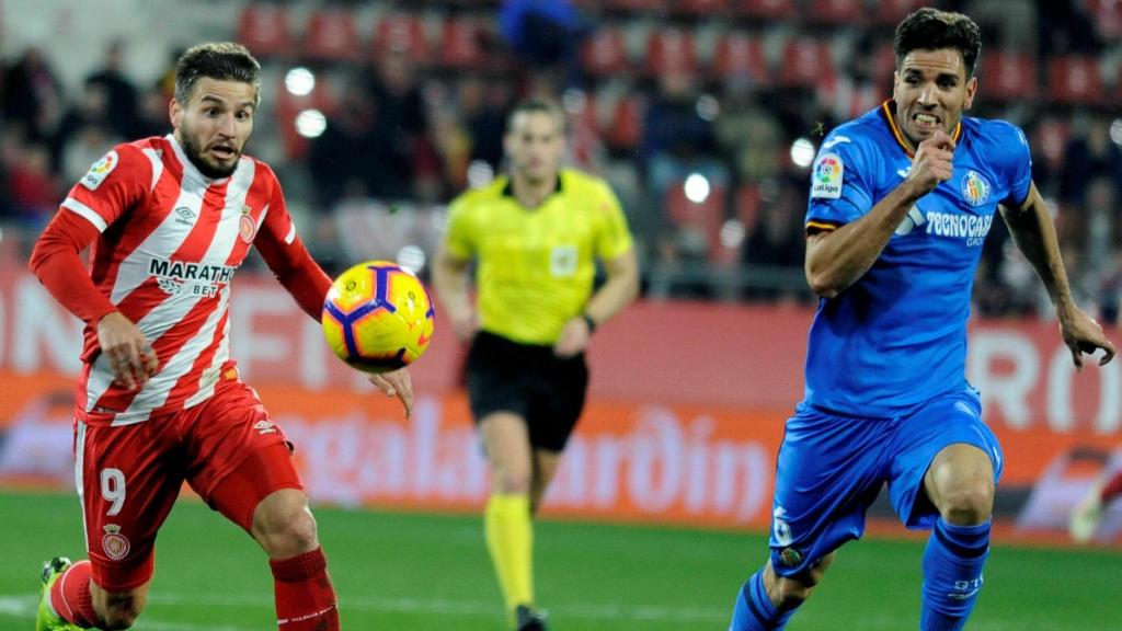 Portu y Cabrera corren por el balón