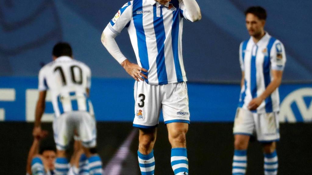 Los jugadores de la Real Sociedad tras la derrota ante el Alavés