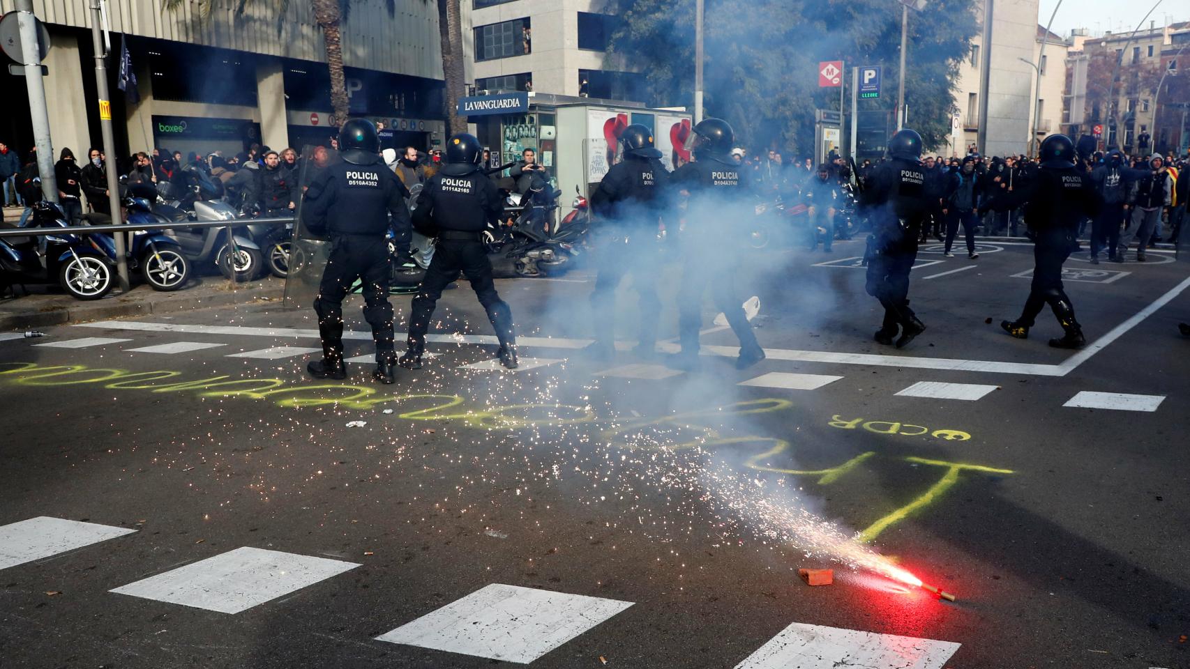 Una bengala en el suelo, en la manifestación de Barcelona.