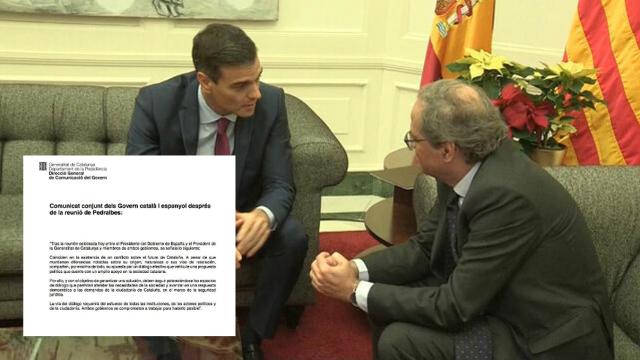 Sánchez y Torra, en el Palacio de Pedralbes, junto a la reproducción del documento pactado.