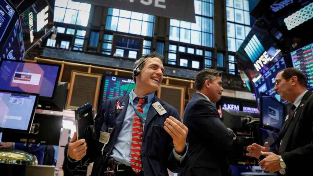 Un bróker con gesto de entusiasmo en Wall Street.