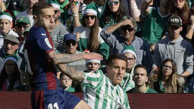 Tello y Rubén Peña disputan un balón en el Betis - Eibar