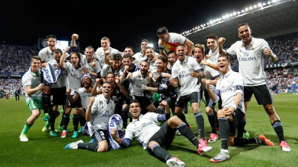 Los jugadores del Real Madrid celebran el título de Liga 2016/2017