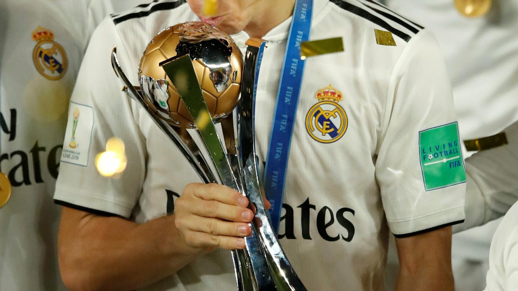 Luka Modric besa el trofeo del Mundial de Clubes