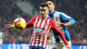 Ángel Correa, del Atlético de Madrid, disputa un balón en el partido ante el Espanyol