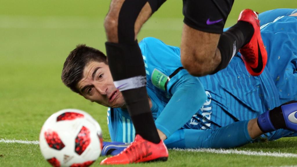 Courtois intenta detener el ataque de un jugador del Al Ain