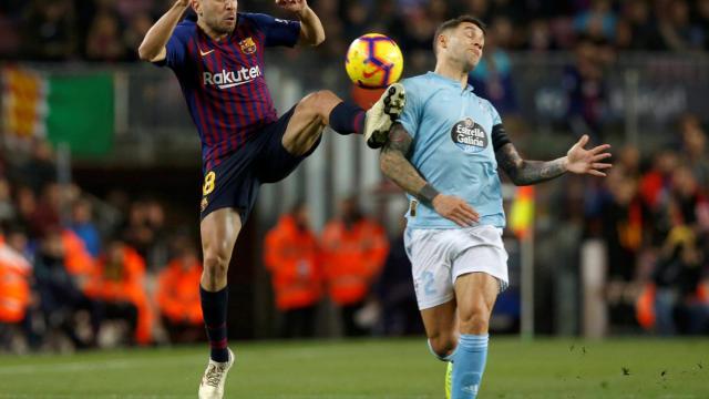 Jordi Alba se anticipa a un pase hacia Hugo Mallo