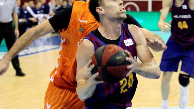 Kyle Kuric, del Barcelona Lassa, realiza un ataque ante el Delteco GBC