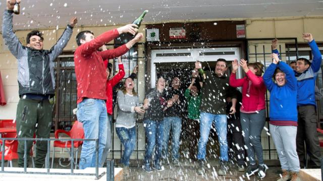 Vecinos agraciados con parte del gordo celebran su premio en Zamora.