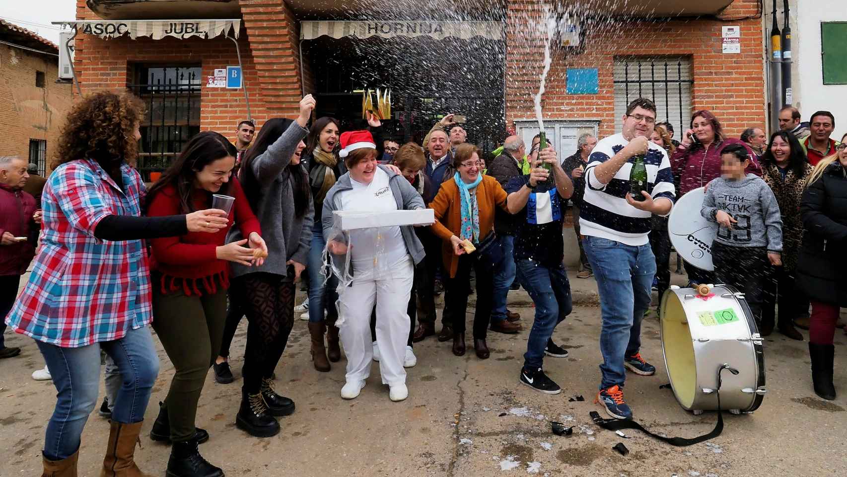 Vecinos de San Román de la Hornija (Valladolid) celebran los 2,4 millones de euros en premios del número 7.568, agraciado hoy con uno de los quintos del sorteo de Navidad de la Lotería Nacional