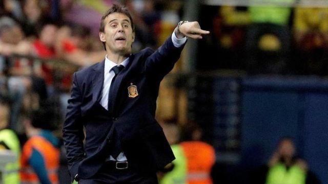 Lopetegui, durante un partido con España